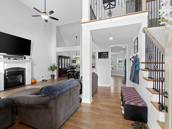 4th image of 709 Green Ln