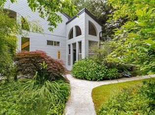 885 Falkirk Ave, North Saanich, BC V8L 5G8