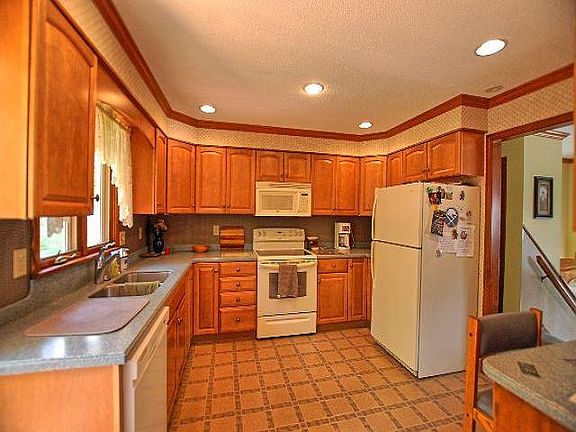 2nd image of 123 Avalon Blvd