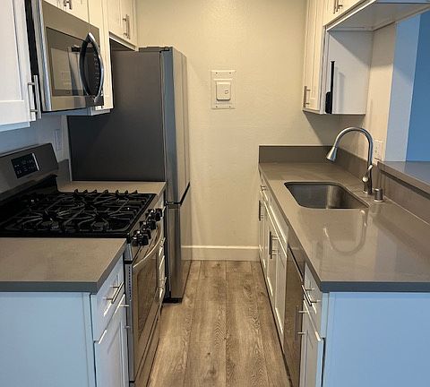 3rd image of 441 W Burchett St #1B-1Ba-578Sqft