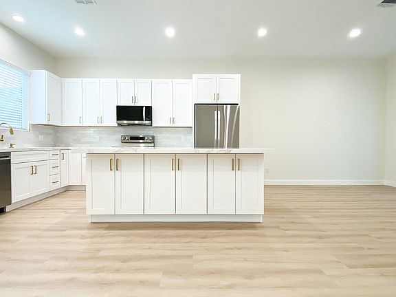 5th image of 11933 Stagg St