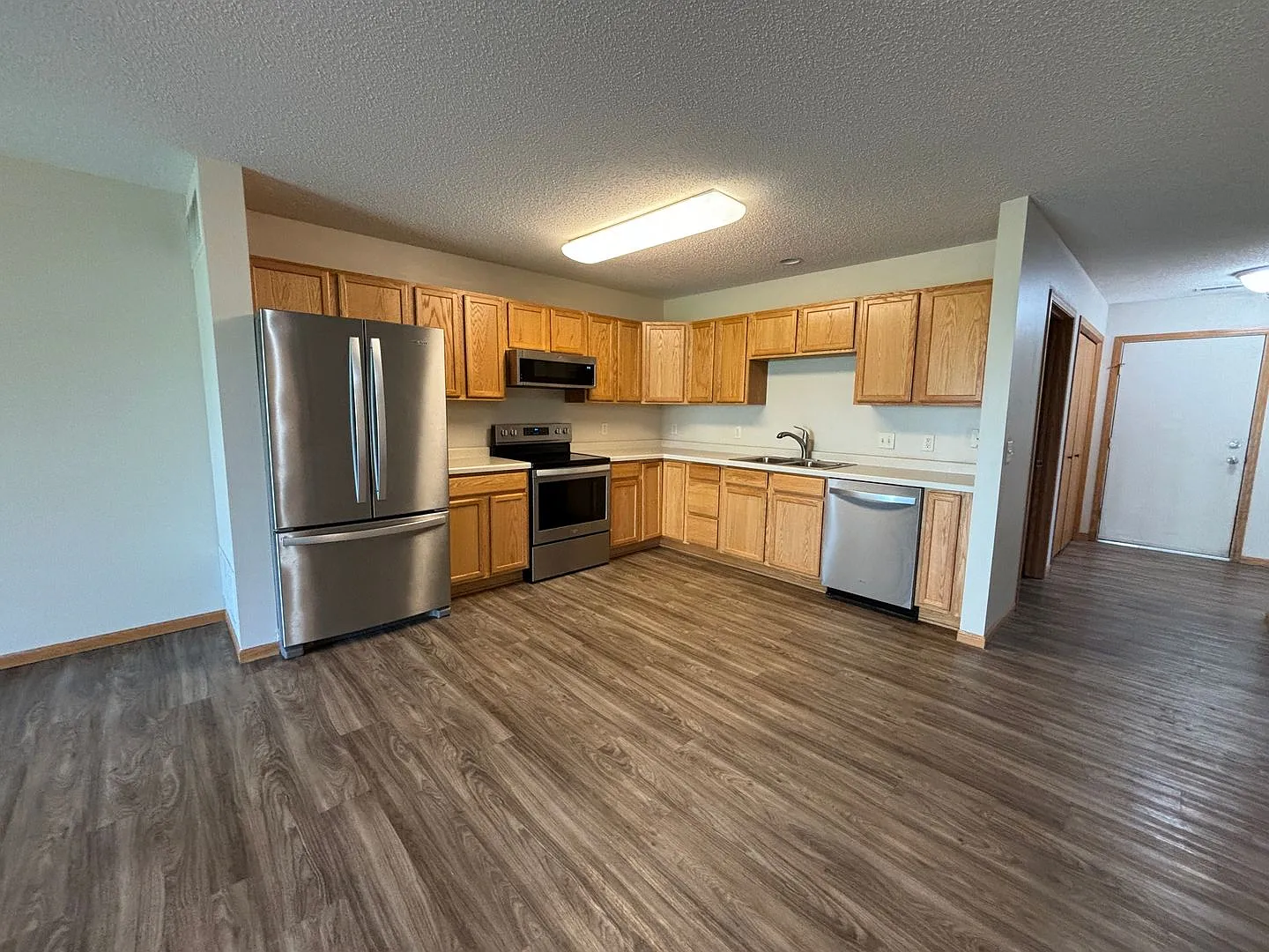 Remodeled 2 Bedroom Town Home — Photo 1