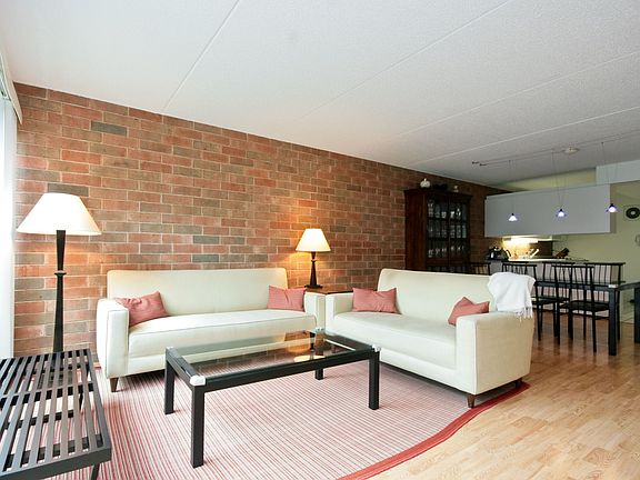 3rd image of 2528 Wellington Ct