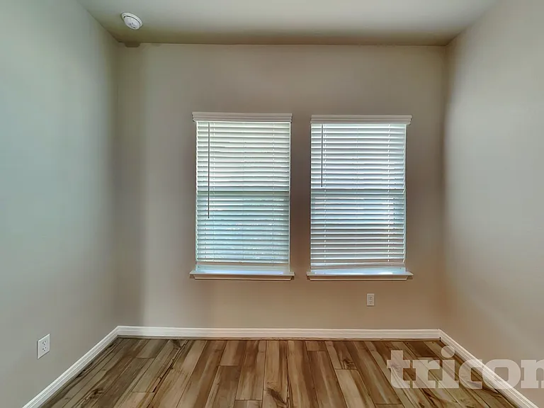 5802 Nyla Way — Photo 4