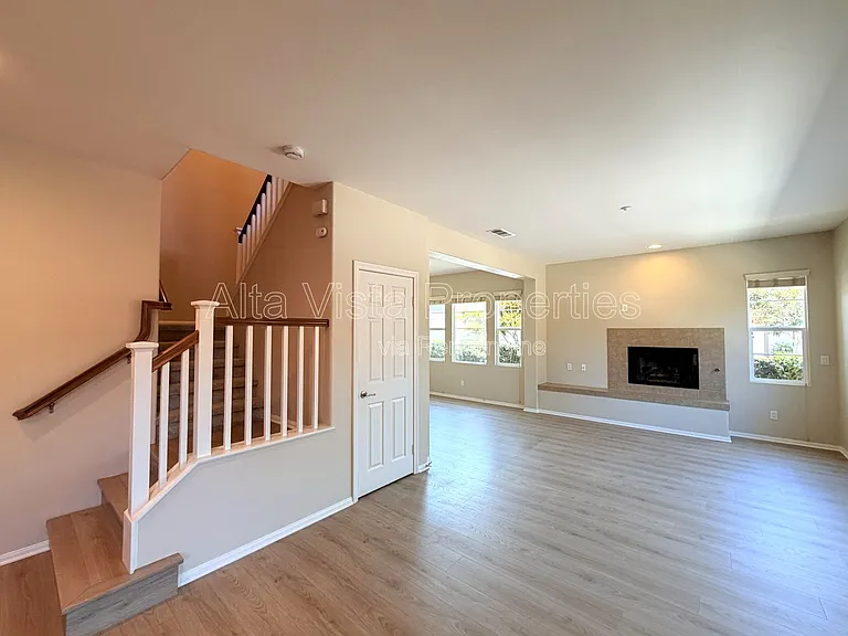 1349 Isabella Way — Photo 7