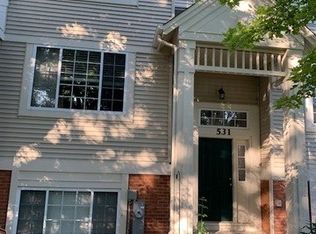 531 Cary Woods Cir, Cary, IL 60013