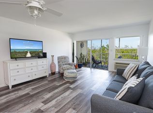 1 Bluebill Ave APT 411, Naples, FL 34108