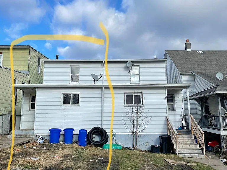 738 N Main St — Photo 2
