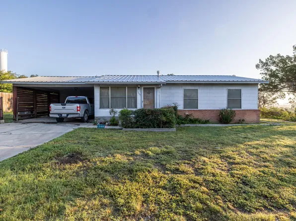 1208 Beall St, Ozona, TX 76943