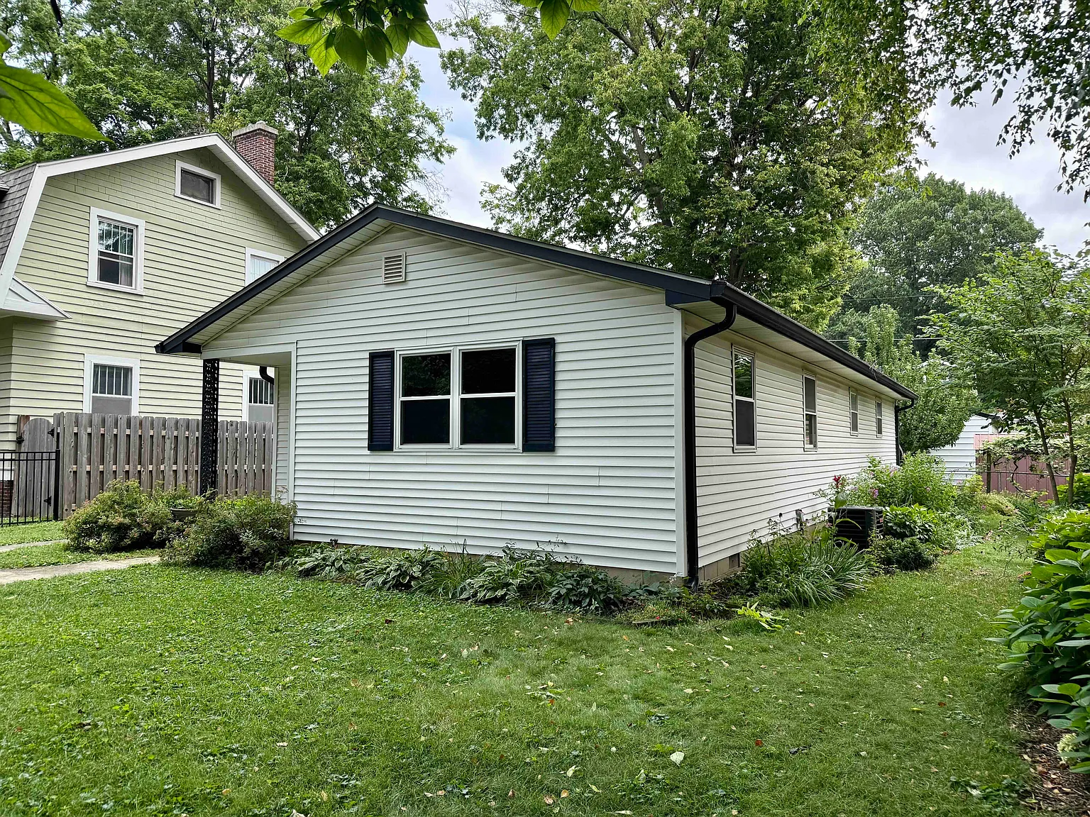 3 bed, 1272 sqft, $2,200 — Photo 3