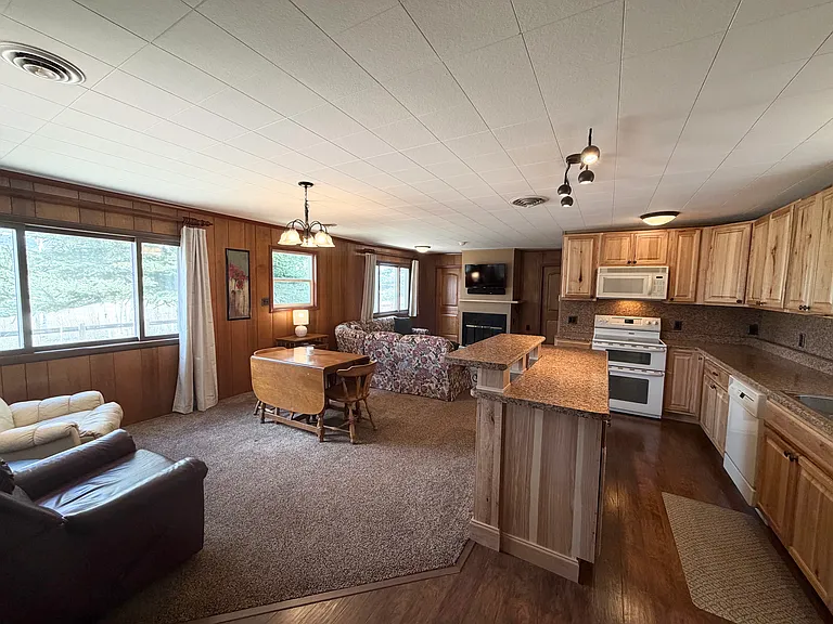1347 Rainbow Dr — Photo 3