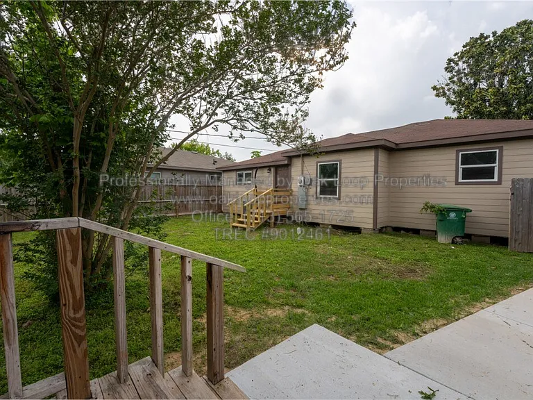 220 Armstrong St — Photo 23