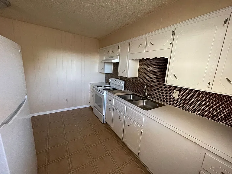 425 W Ave C — Photo 7