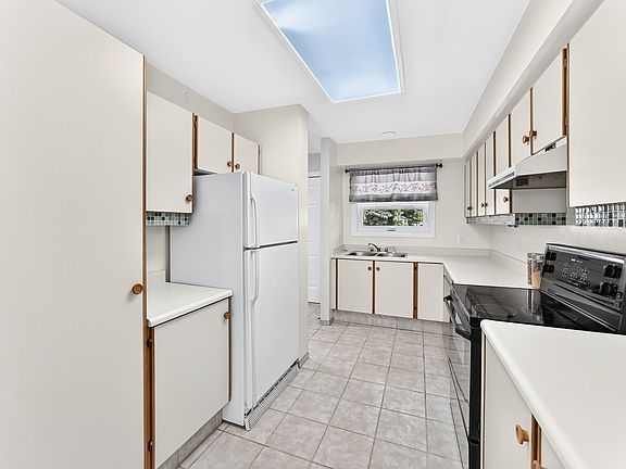 3rd image of 10619 Beaumaris Rd NW