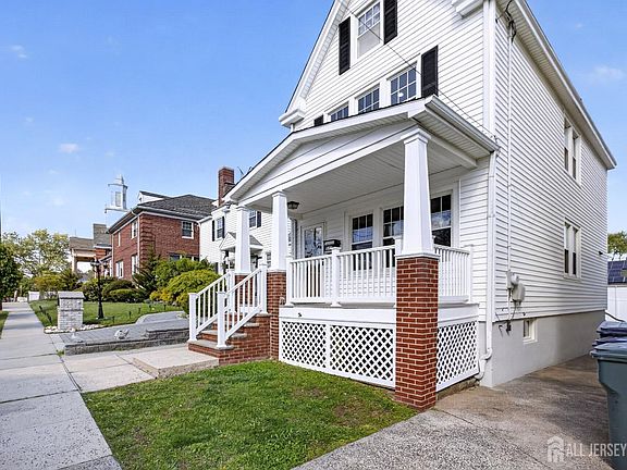 3rd image of 574 Hazel Ave