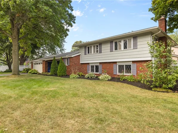 679 Heritage Dr, Rochester, NY 14615