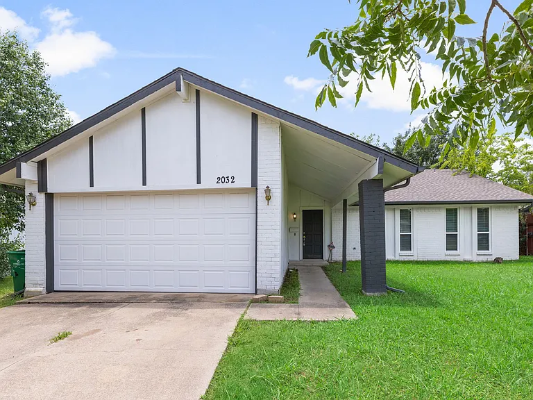 2032 Cedarwood Dr — Photo 2