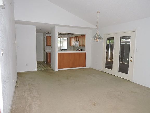 3rd image of 613 Prairie Dell St