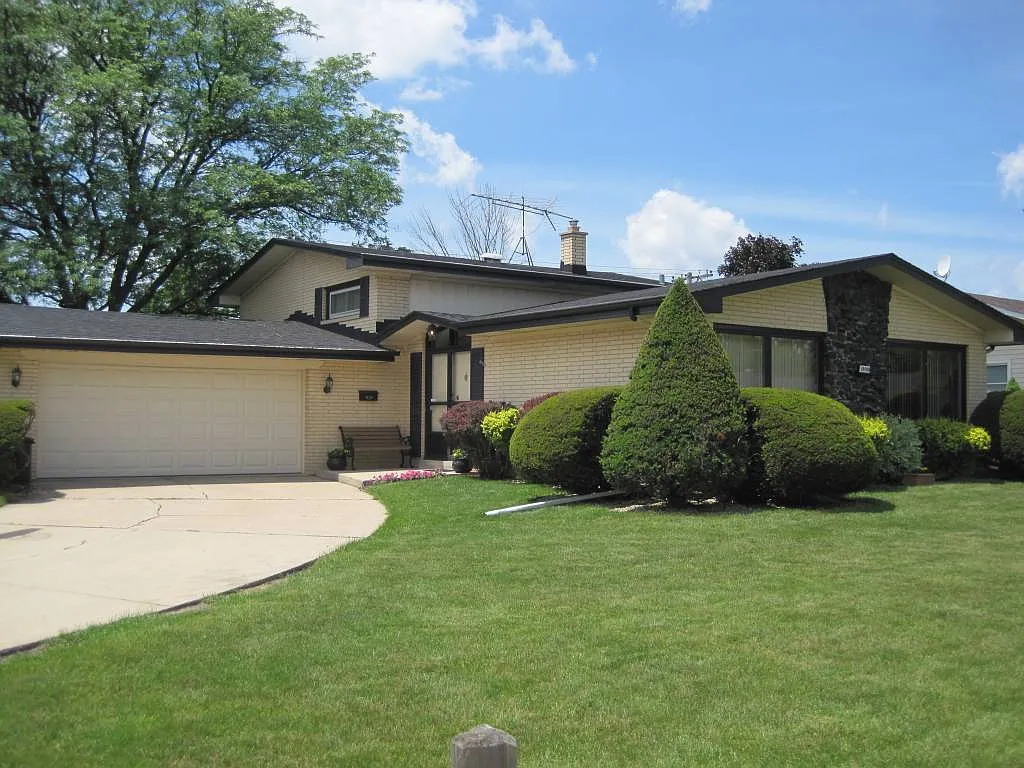 18400 Locust St photo 1