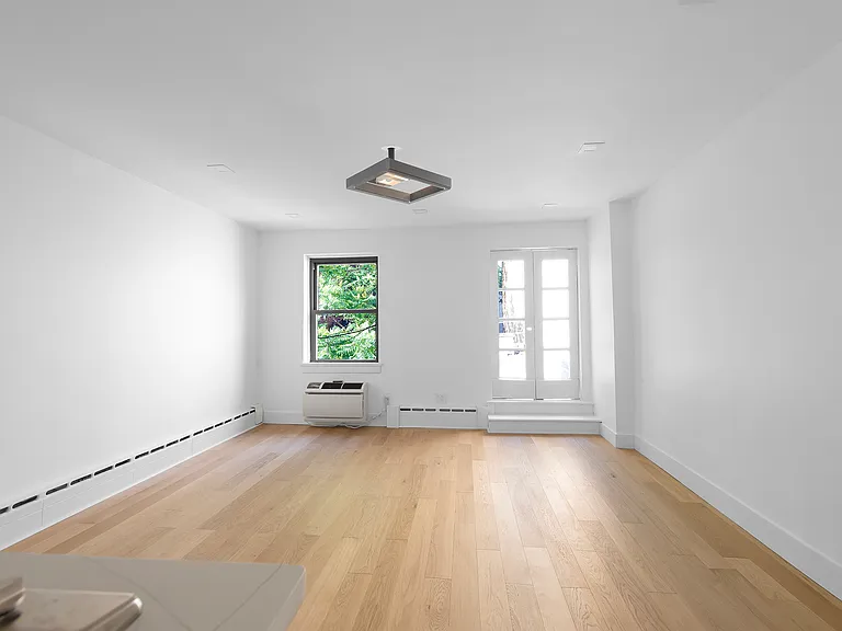 151 E 62nd St #4B — Photo 1