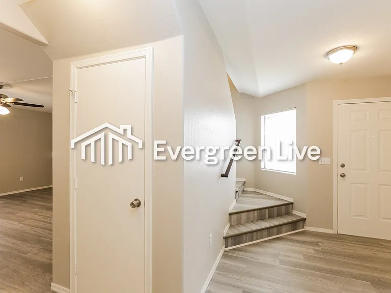 10422 W Oregon Ave — Photo 4