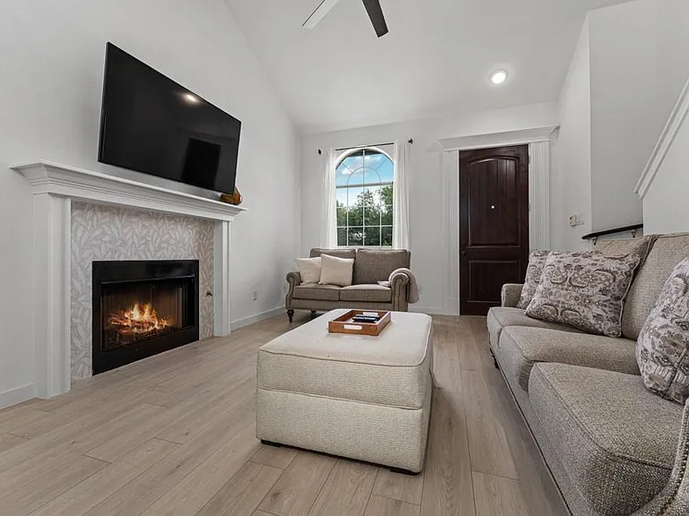 1409 Lantern Light Dr — Photo 3