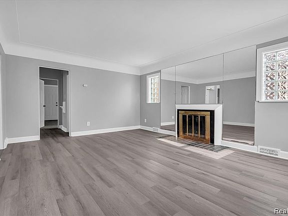4th image of 16111 Gilchrist St
