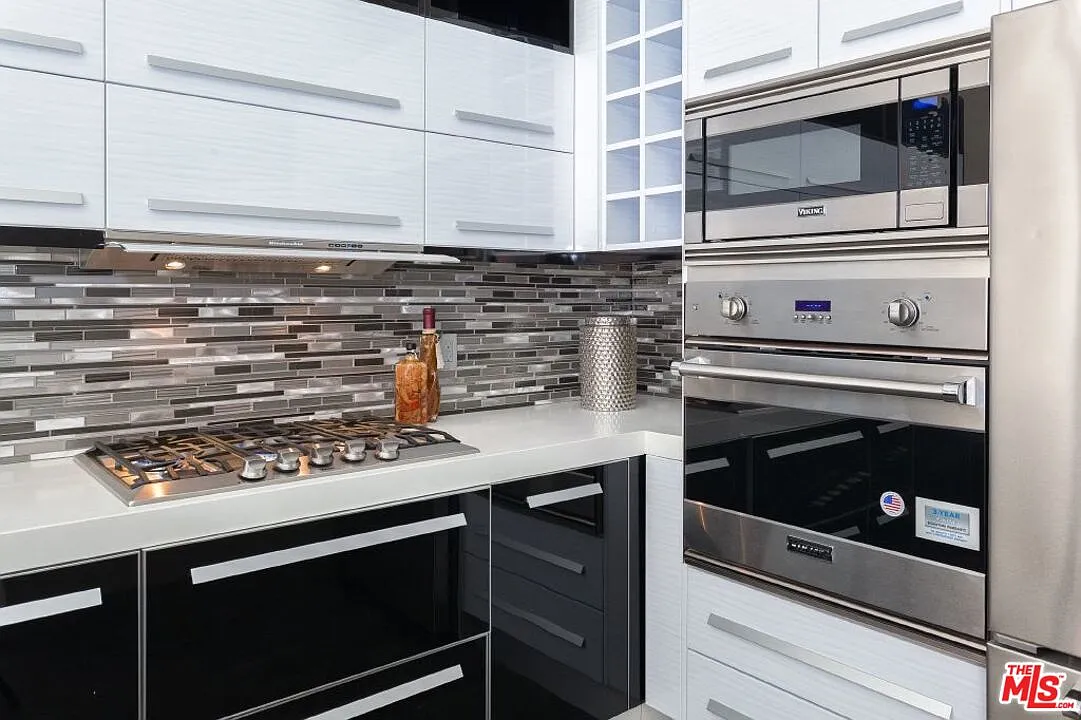 2 bed, 2.5 bath, 2500 sqft, $6,095 — Photo 2