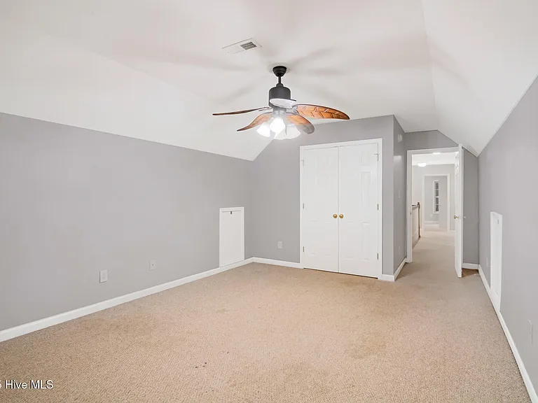 102 Huntington Ct — Photo 17