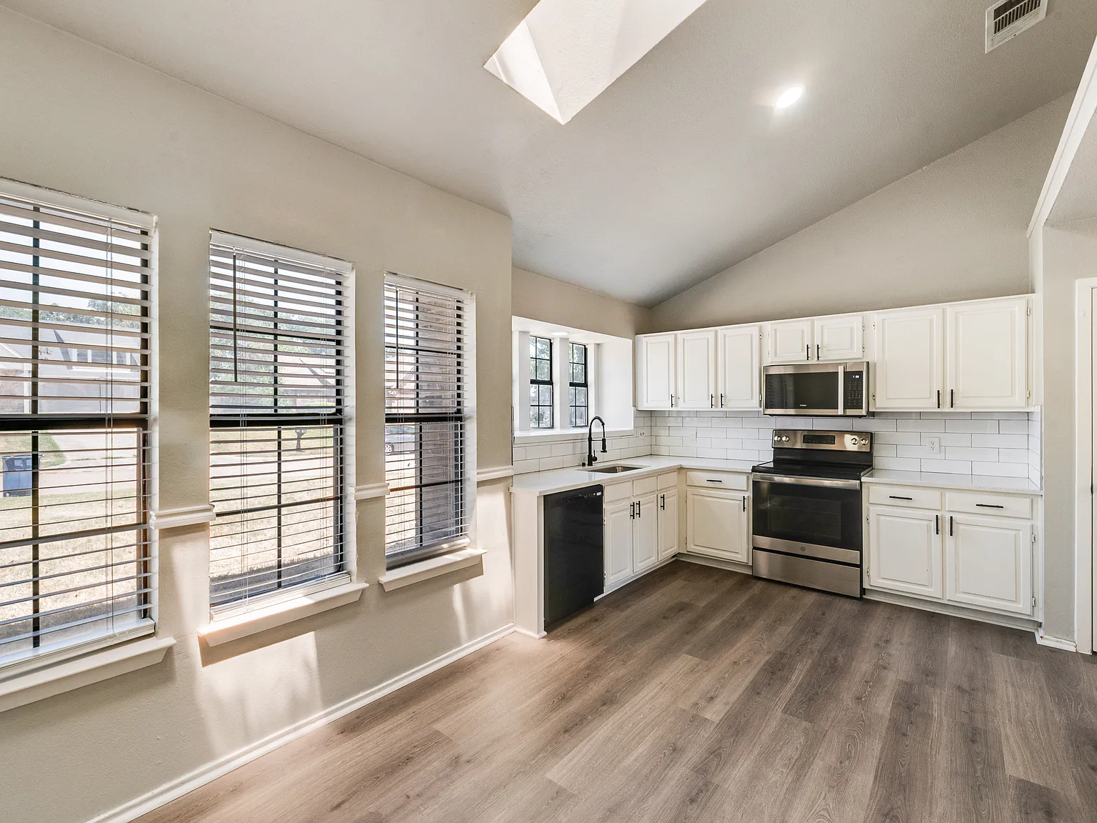 3 bed, 1442 sqft, $2,200 — Photo 2
