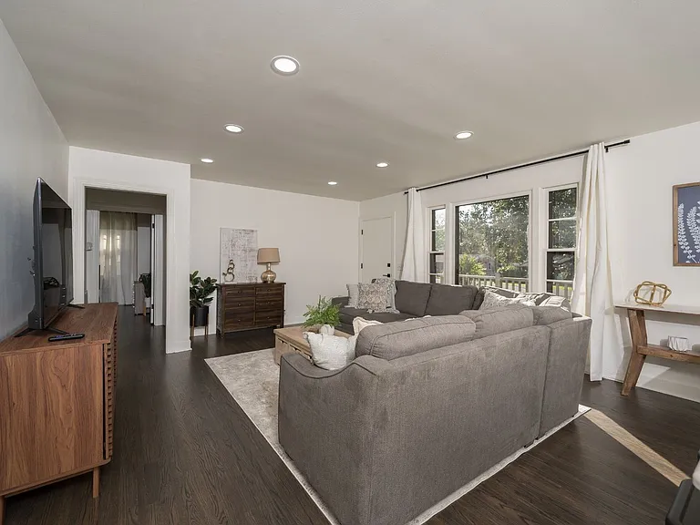 504 Bismark Dr — Photo 5
