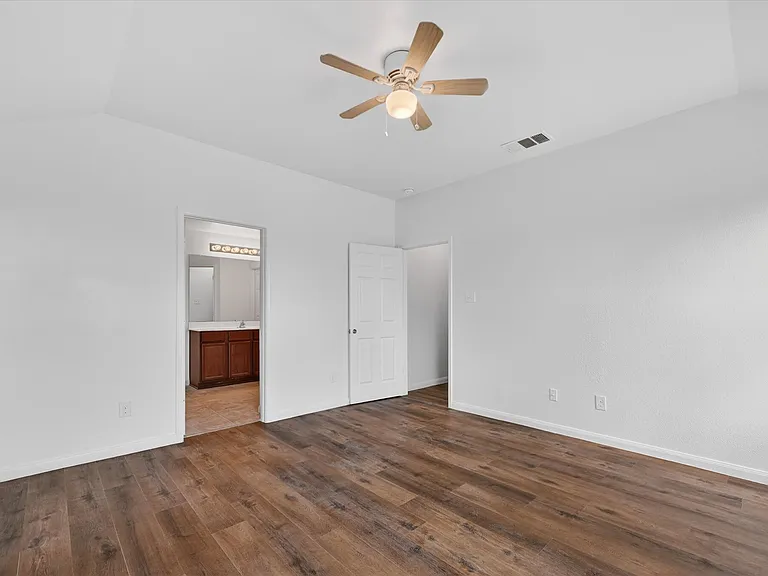 204 Lamont Rd — Photo 10