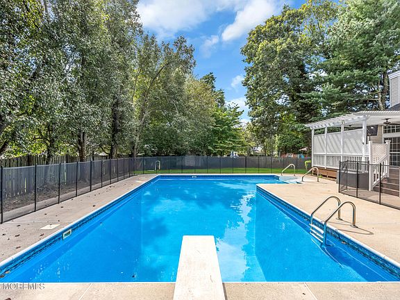 3rd image of 274 Ashewood Court