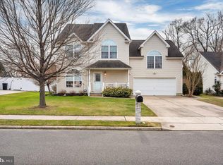 6 Farm House Ln, Maple Shade, NJ 08052