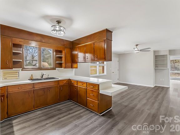 4th image of 212 Shuping St