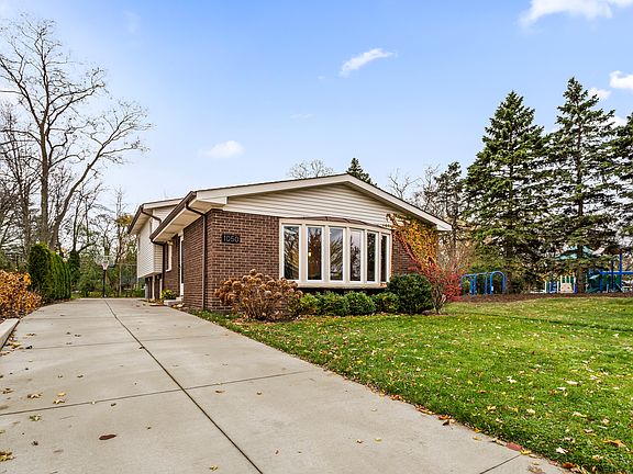 2nd image of 1050 Devonshire Ct