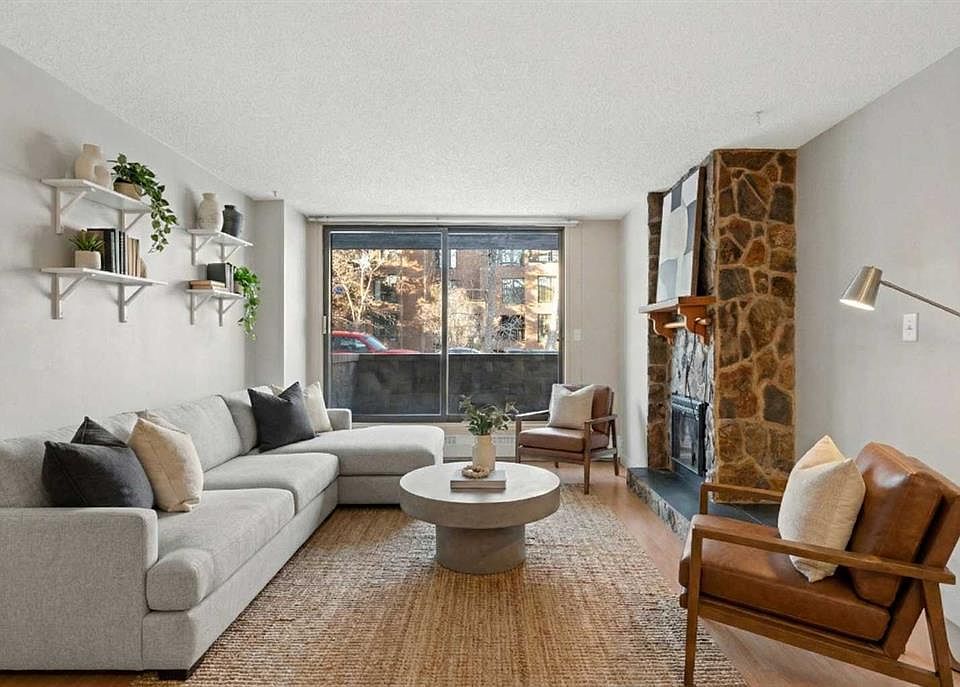 1st image of 345 N 4th Ave NE #105