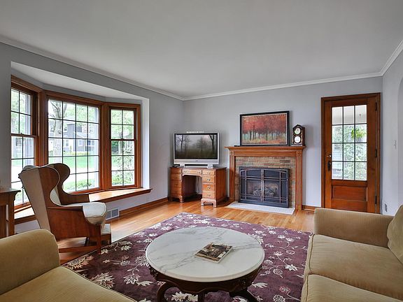 3rd image of 229 W Schreyer Pl