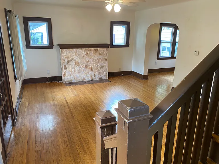 333 N Foster Ave — Photo 3