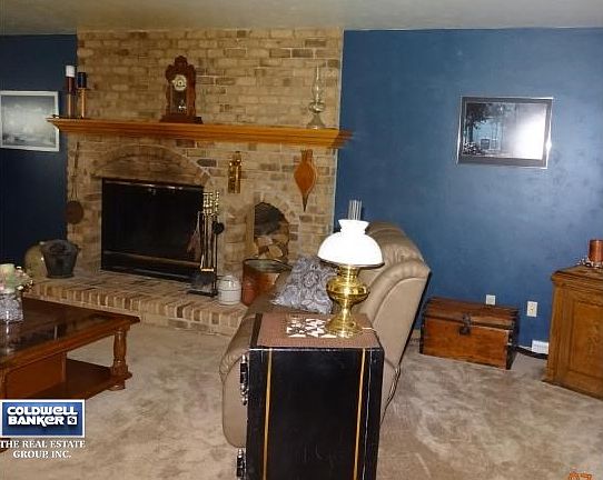 WdBrn Brick Frplc w Wood Strg