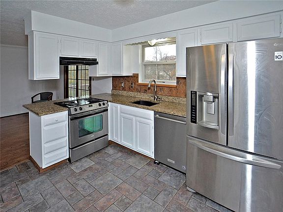 3rd image of 130 Carriage Dr