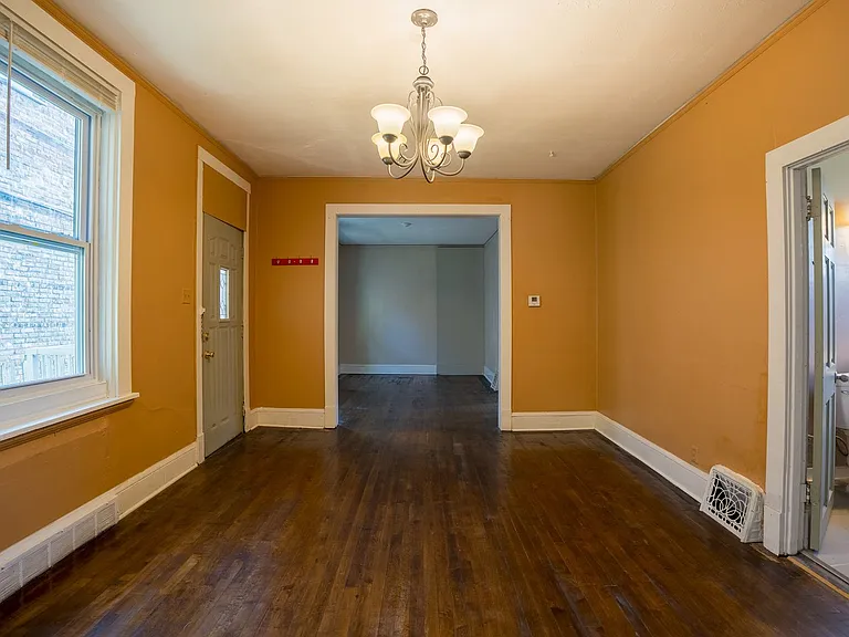 2348 S Kinnickinnic Ave — Photo 8