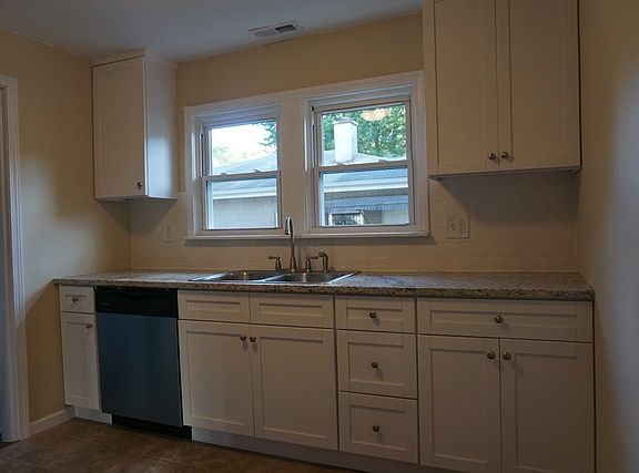 5th image of 211 Willard Pl