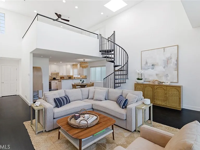 720 Manhattan Beach Blvd — Photo 10
