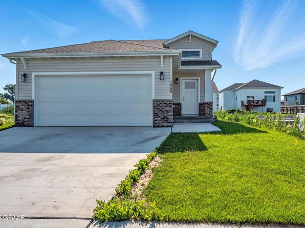 1068 David Dr, Grand Forks, ND 58201