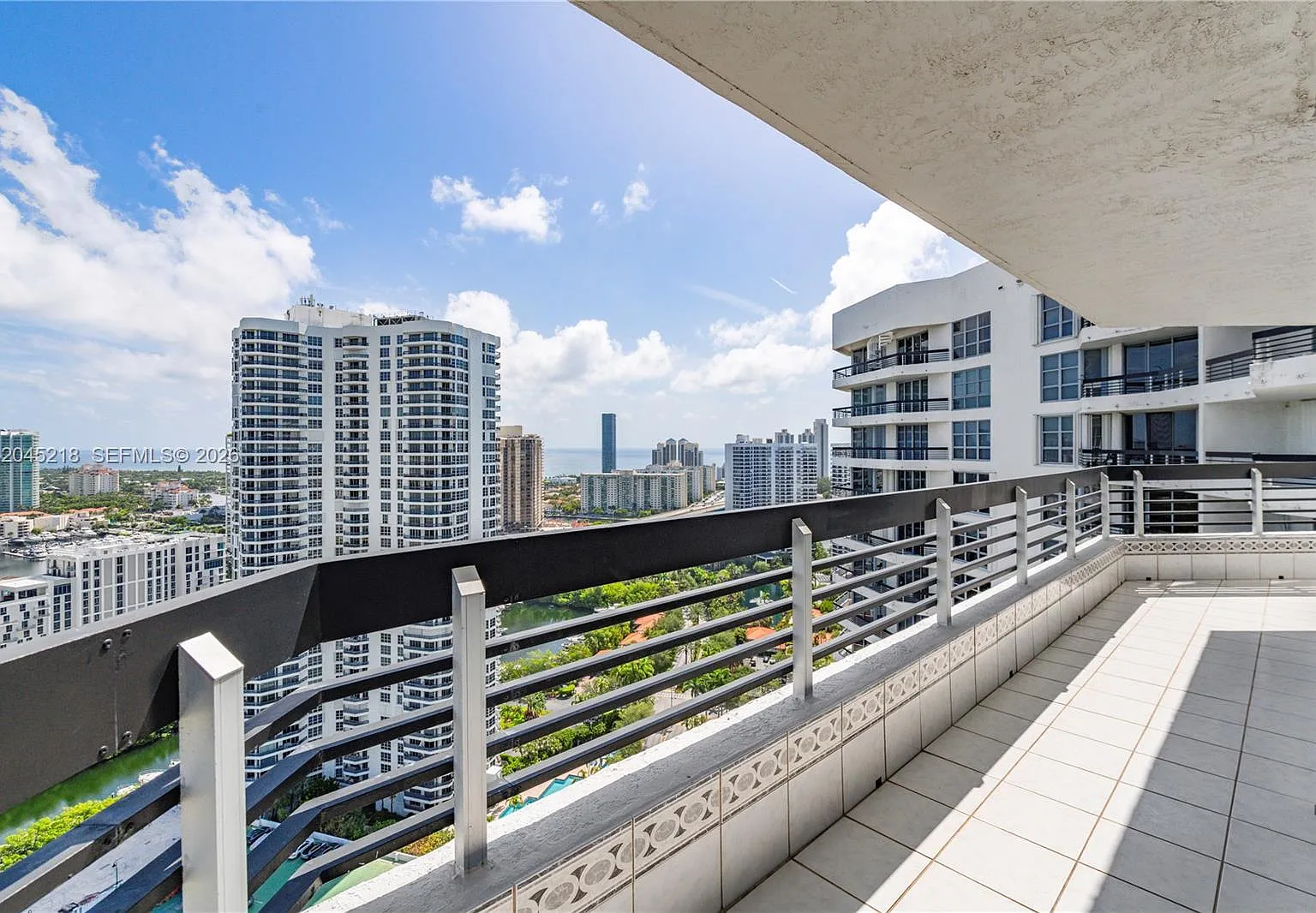 Mystic Pointe Tower 500 C — Photo 4