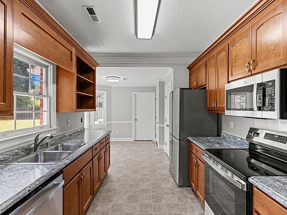3rd image of 105 Dorchester Ln