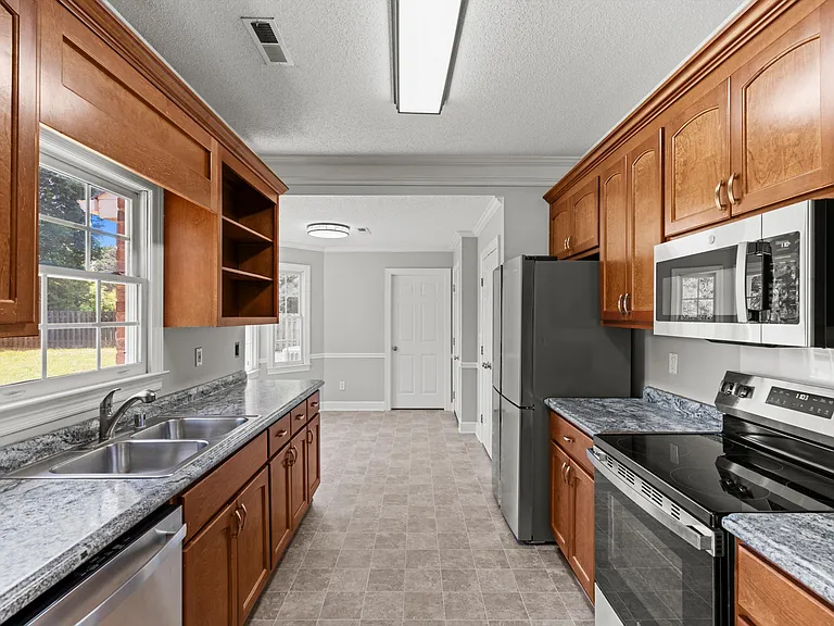 105 Dorchester Ln — Photo 3