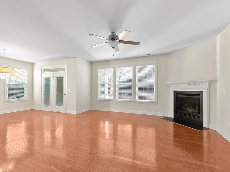 722 Pierside Dr — Photo 2