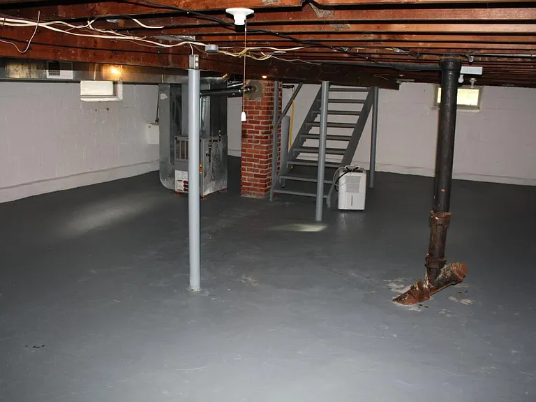 821 W 34th St — Photo 31